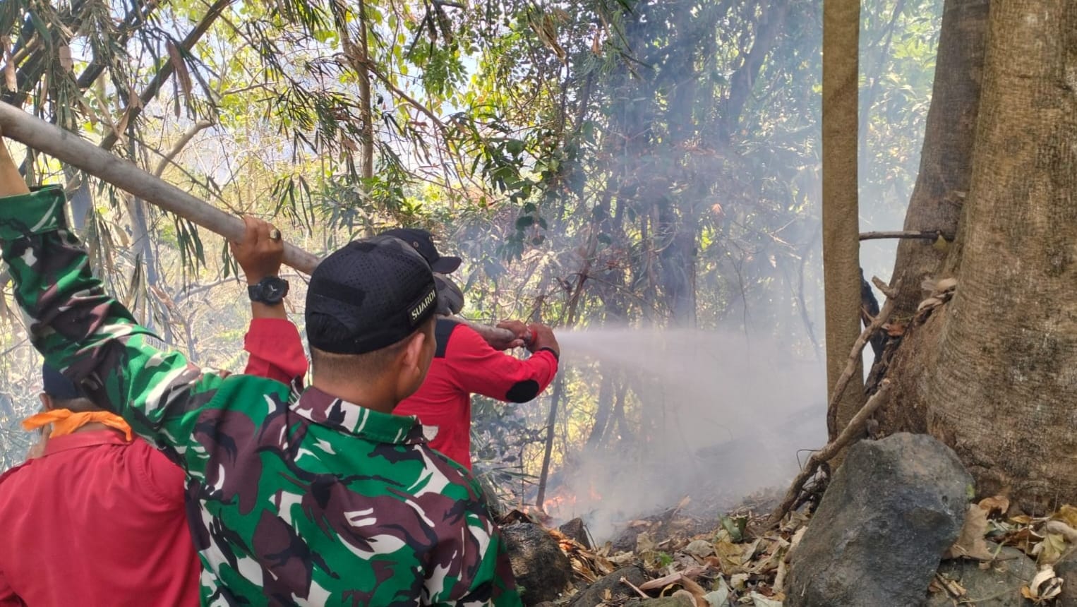 Laporan Warga Dijawab Cepat, Babinsa dan Manggala Agni Cegah Api Meluas di Parangloe