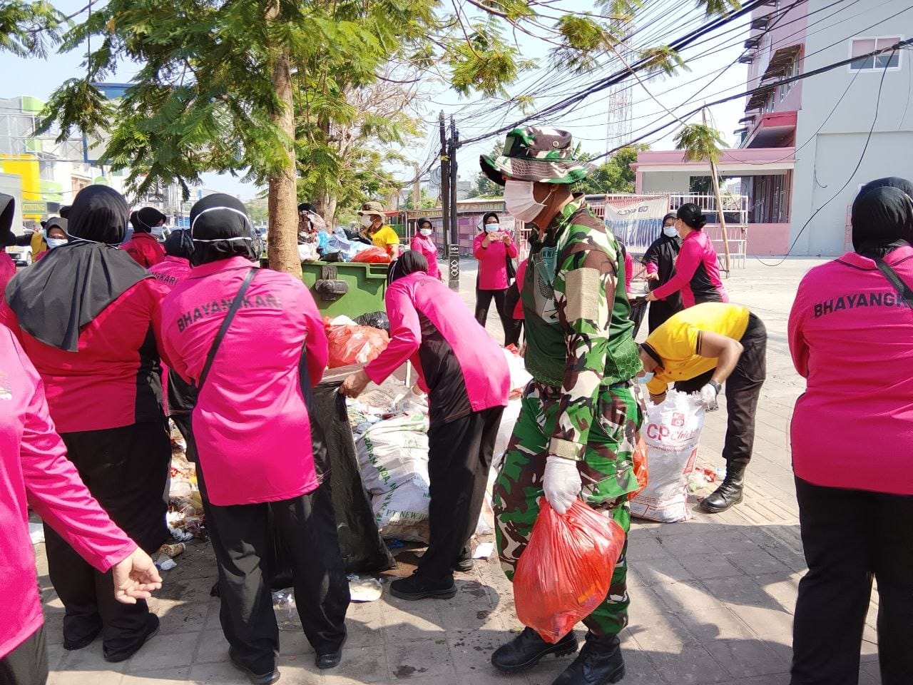 TNI-Polri, Pemkab dan Ratusan Warga Turun Bersih-Bersih, Gerakan Peduli Sampah Gowa Jadi Bukti Kolaborasi Nyata