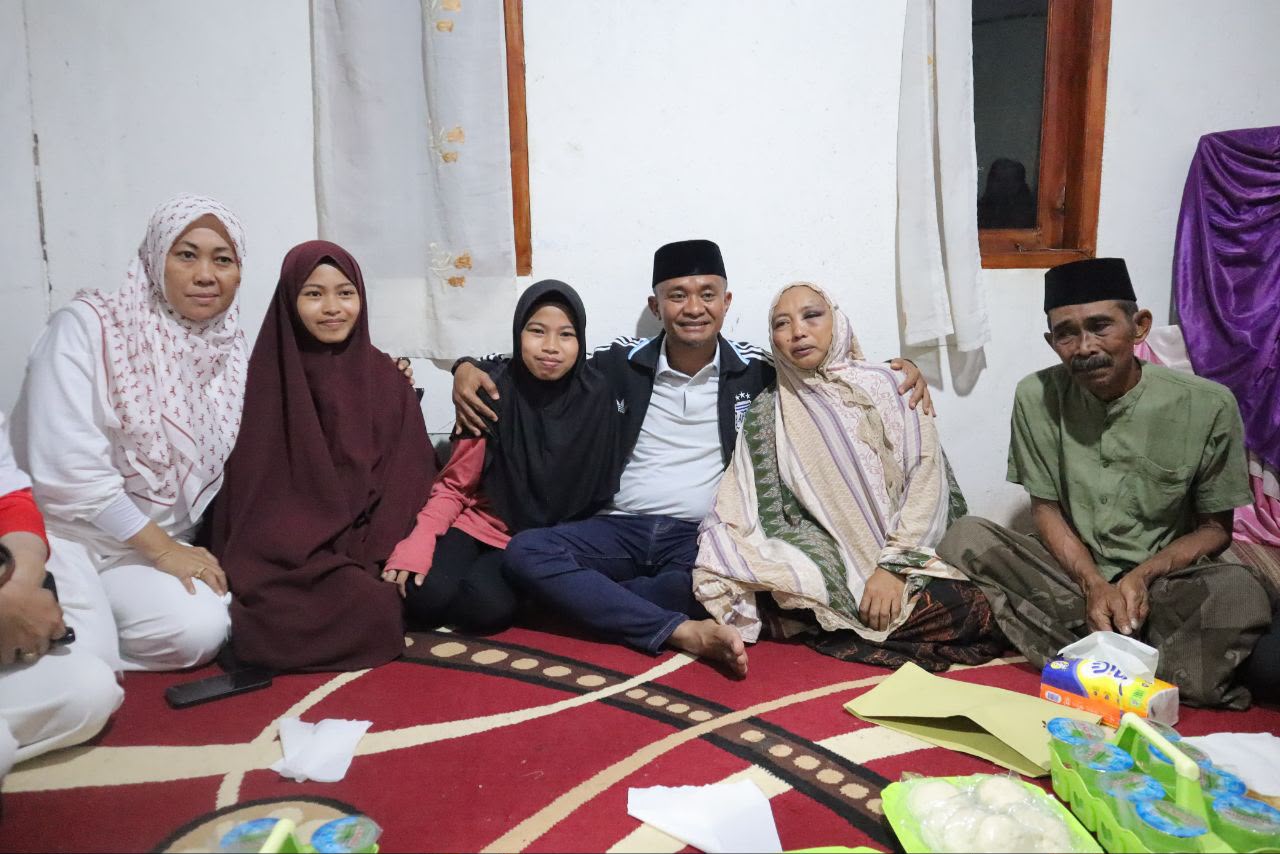 Bupati Bone Peluk Keluarga Balita Korban Kecelakaan, Serahkan Santunan dan Siapkan Bantuan Sosial