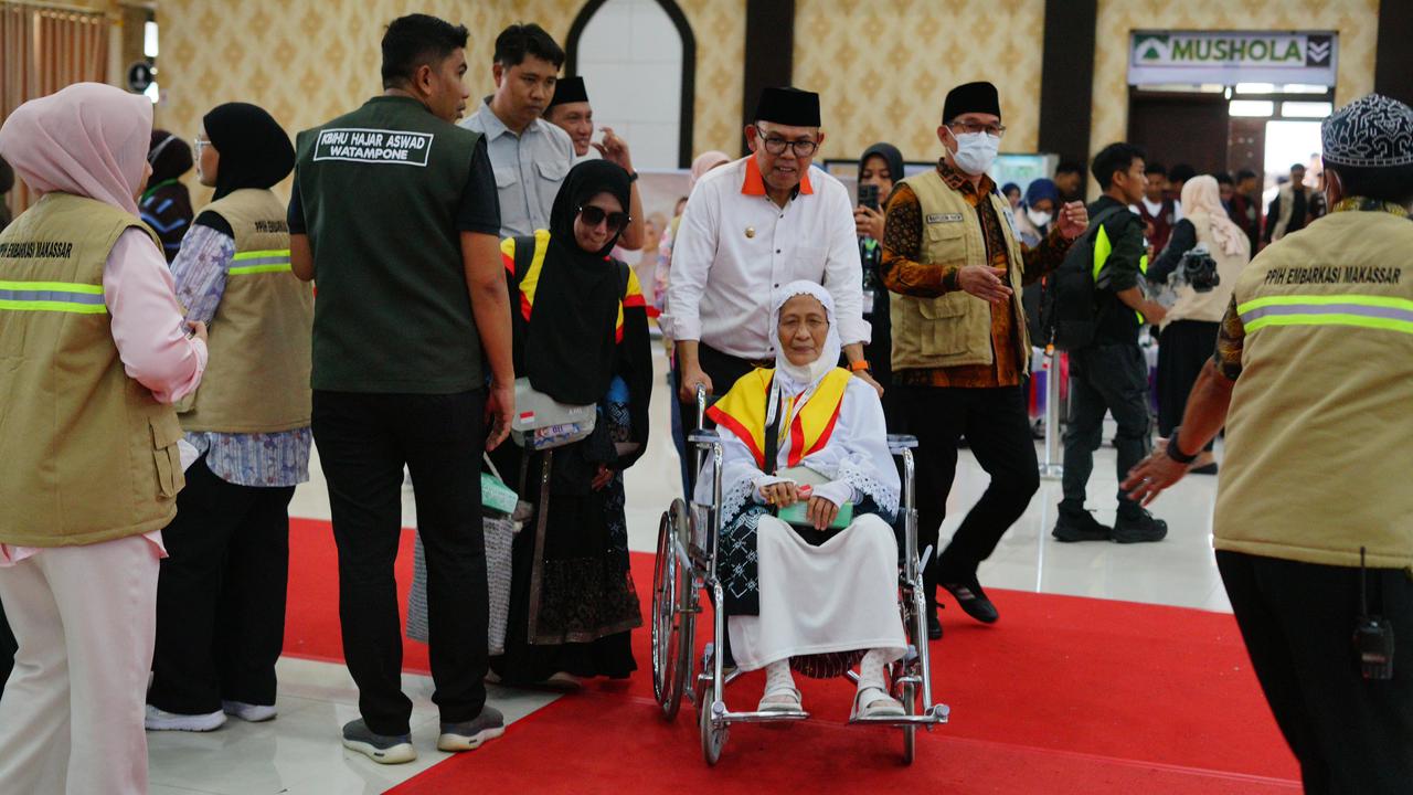 Wabup Bone Sambut Kepulangan 393 Jemaah Haji Kloter 06 dari Tanah Suci, Harap Jadi Teladan di Tengah Masyarakat