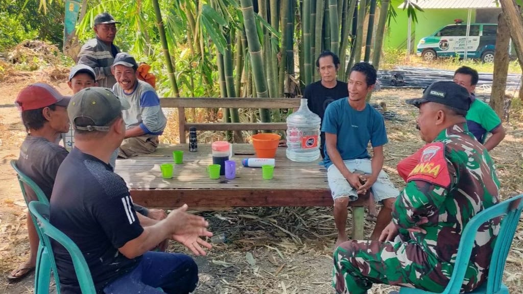 Antisipasi Musim Kemarau, Babinsa dan Pemdes Kalebarembeng Ajak Warga Aktifkan Ronda dan Cegah Kebakaran