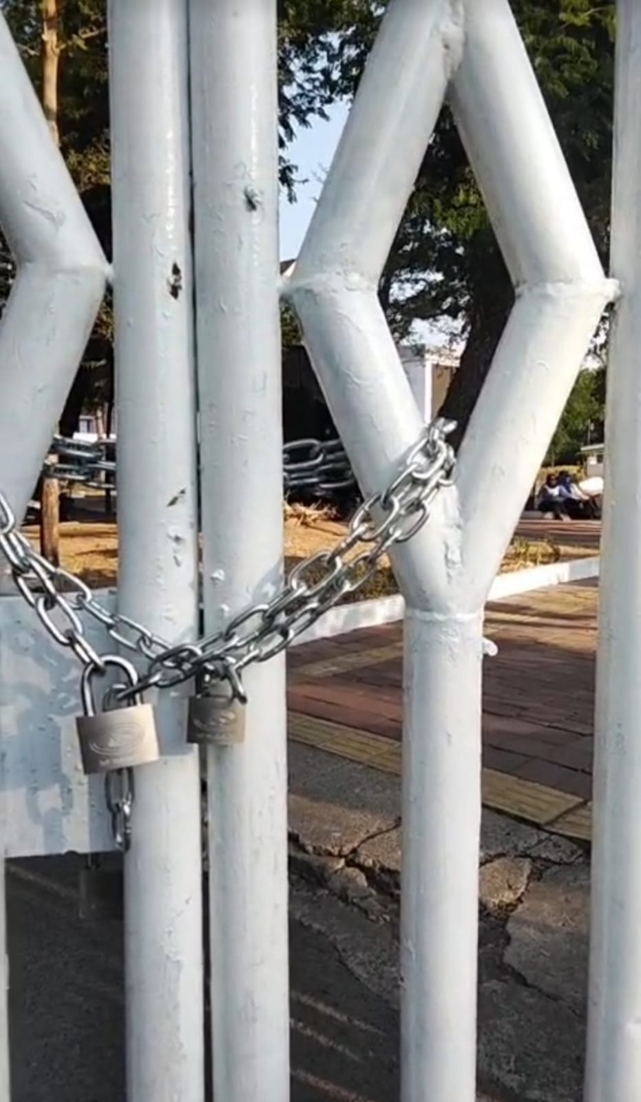 Gerbang Kantor Bupati Gowa Disegel Massa, Pemkab Khawatir Ganggu Urusan Gaji dan TPP ASN