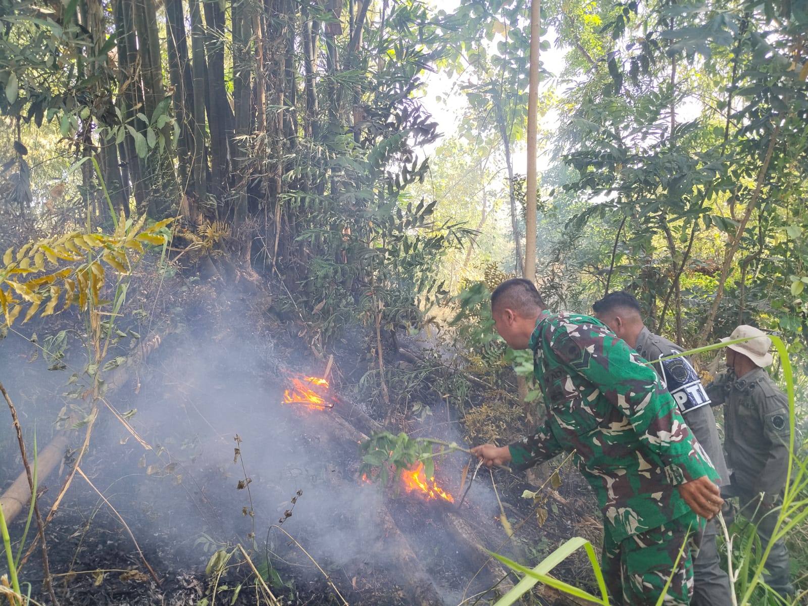 Babinsa Bergerak dalam Hitungan Menit, Karhutla 5 Hektar di Sokkolia Gagal Capai Permukiman Warga
