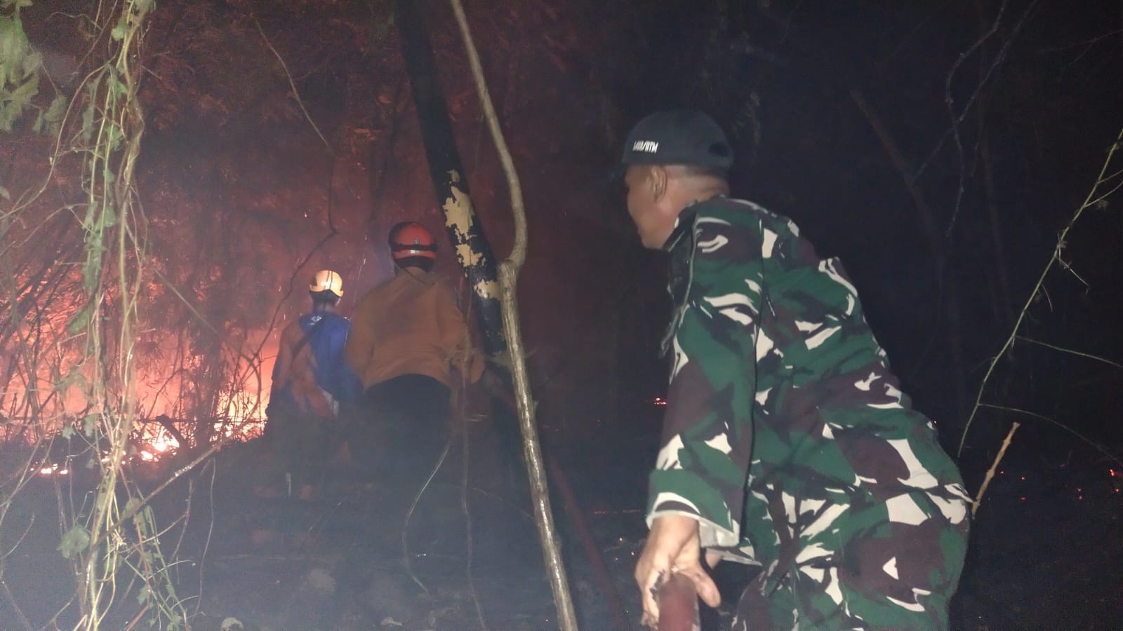 Api Lahap 2 Hektare di Manuju, TNI-Satpol PP dan Warga Berpacu Cegah Karhutla Meluas