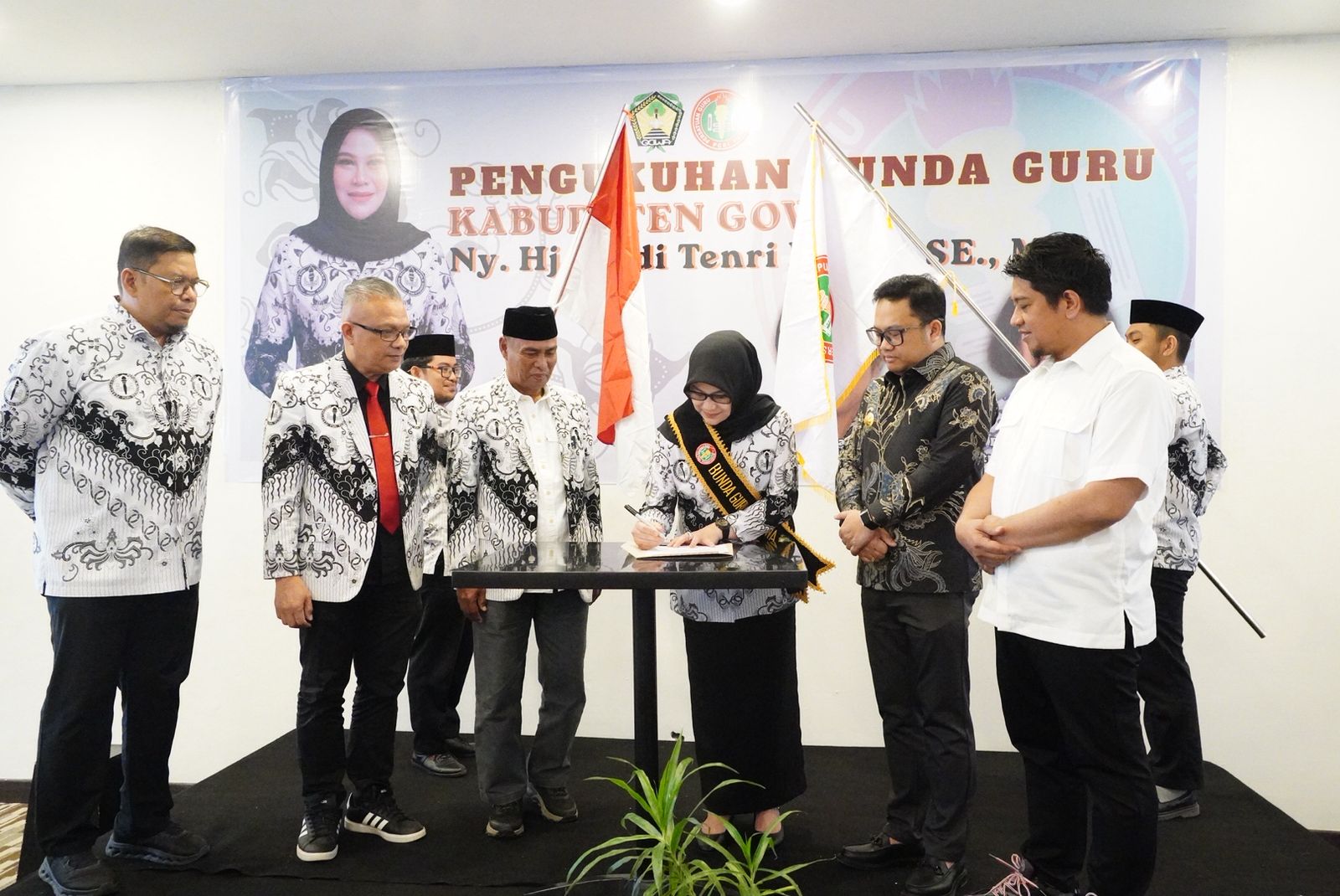 Gowa Jadi yang Pertama di Sulsel, Andi Tenri Indah Dikukuhkan sebagai Bunda Guru PGRI