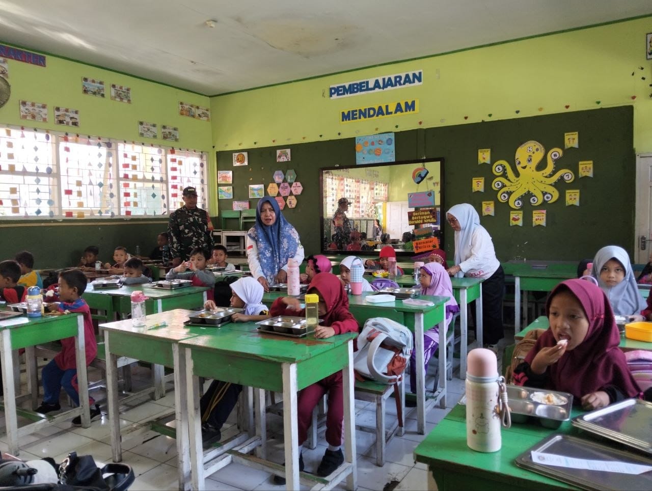 Babinsa Pallangga Kawal MBG untuk Ribuan Penerima, Balita hingga Siswa Ikut Terjangkau